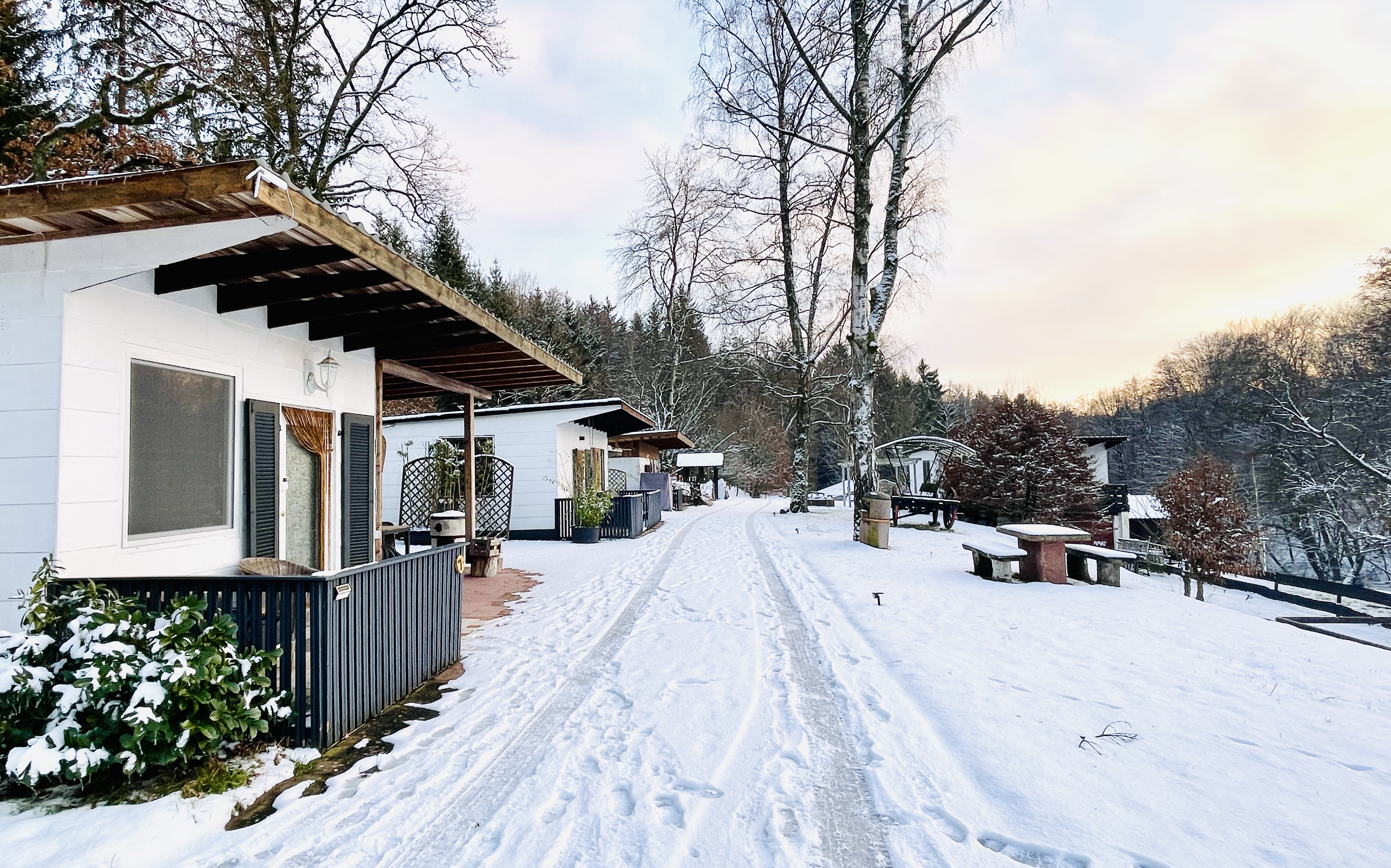Verschneite Tiny-Haus-Anlage im Spessart